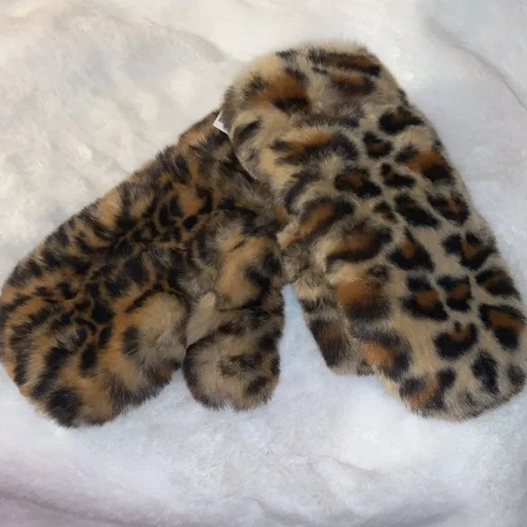 🍭 Soft, Luxurious, Fluffy Faux Fur Leopard Mittens NWT - Picture 2 of 6